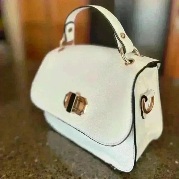 BOUTIQUE Style adorable small white purse / handbag with gold hardware and strap - Picture 15 of 16